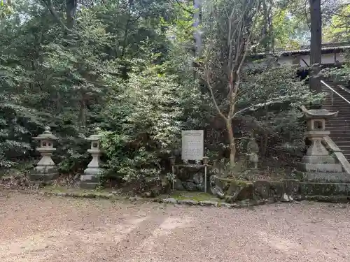 葛木倭文座天羽雷命神社の{uncategorized: "未分類", other: "その他", undefined: "問題あり", building: "その他建物", grave: "お墓", sacred_gate: "鳥居", guardian: "狛犬", statue: "像", buddha: "仏像", history: "歴史", nature: "自然", garden: "庭園", animal: "動物", pagoda: "塔", temizu: "手水舎", mountain_gate: "山門・神門", sanctuary: "本殿・本堂", subordinate: "末社・摂社", art: "芸術", scenery: "景色", jizo: "地蔵", ema: "絵馬", goshuin: "御朱印", omikuji: "おみくじ", items: "授与品その他", amulet: "お守り", goshuincho: "御朱印帳", eats: "食事", festival: "お祭り", votive_dance: "神楽", shichigosan: "七五三参", wedding: "結婚式", experience: "体験その他", initially: "初詣", around: "周辺", anti_infection: "感染症対策"}