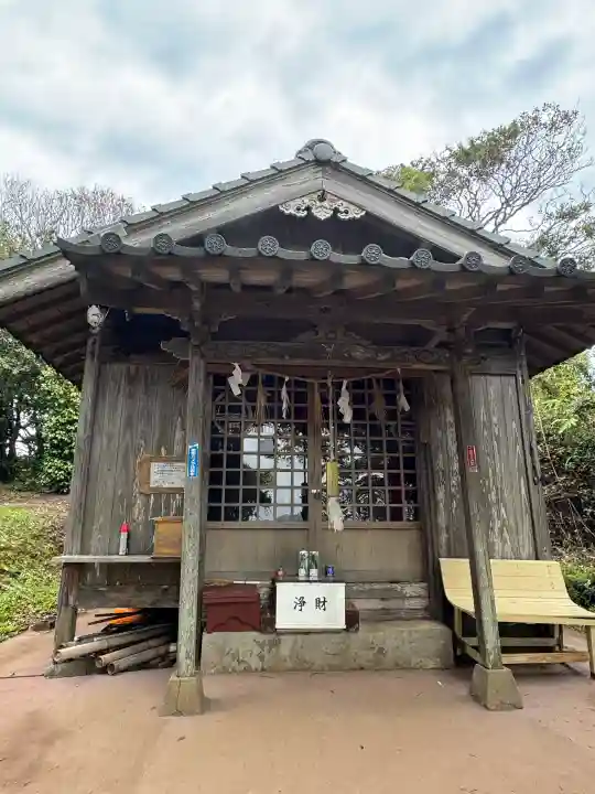 小島神社の{uncategorized: "未分類", other: "その他", undefined: "問題あり", building: "その他建物", grave: "お墓", sacred_gate: "鳥居", guardian: "狛犬", statue: "像", buddha: "仏像", history: "歴史", nature: "自然", garden: "庭園", animal: "動物", pagoda: "塔", temizu: "手水舎", mountain_gate: "山門・神門", sanctuary: "本殿・本堂", subordinate: "末社・摂社", art: "芸術", scenery: "景色", jizo: "地蔵", ema: "絵馬", goshuin: "御朱印", omikuji: "おみくじ", items: "授与品その他", amulet: "お守り", goshuincho: "御朱印帳", eats: "食事", festival: "お祭り", votive_dance: "神楽", shichigosan: "七五三参", wedding: "結婚式", experience: "体験その他", initially: "初詣", around: "周辺", anti_infection: "感染症対策"}