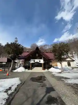 新得神社の{uncategorized: "未分類", other: "その他", undefined: "問題あり", building: "その他建物", grave: "お墓", sacred_gate: "鳥居", guardian: "狛犬", statue: "像", buddha: "仏像", history: "歴史", nature: "自然", garden: "庭園", animal: "動物", pagoda: "塔", temizu: "手水舎", mountain_gate: "山門・神門", sanctuary: "本殿・本堂", subordinate: "末社・摂社", art: "芸術", scenery: "景色", jizo: "地蔵", ema: "絵馬", goshuin: "御朱印", omikuji: "おみくじ", items: "授与品その他", amulet: "お守り", goshuincho: "御朱印帳", eats: "食事", festival: "お祭り", votive_dance: "神楽", shichigosan: "七五三参", wedding: "結婚式", experience: "体験その他", initially: "初詣", around: "周辺", anti_infection: "感染症対策"}