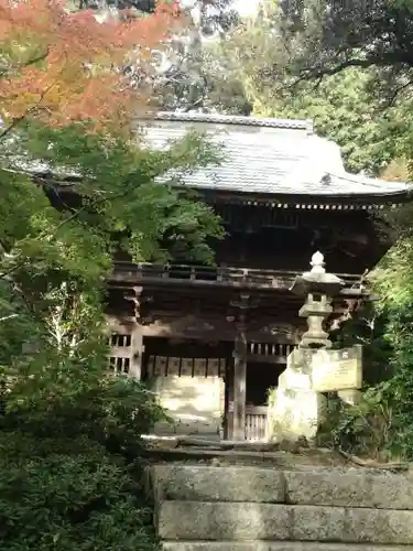 椎尾山薬王院の山門・神門