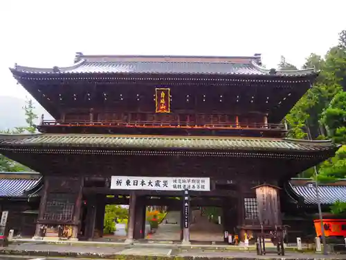 久遠寺の山門