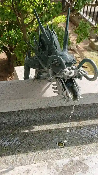 白蛇辨財天の手水舎