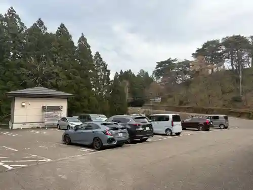春日山神社の{uncategorized: "未分類", other: "その他", undefined: "問題あり", building: "その他建物", grave: "お墓", sacred_gate: "鳥居", guardian: "狛犬", statue: "像", buddha: "仏像", history: "歴史", nature: "自然", garden: "庭園", animal: "動物", pagoda: "塔", temizu: "手水舎", mountain_gate: "山門・神門", sanctuary: "本殿・本堂", subordinate: "末社・摂社", art: "芸術", scenery: "景色", jizo: "地蔵", ema: "絵馬", goshuin: "御朱印", omikuji: "おみくじ", items: "授与品その他", amulet: "お守り", goshuincho: "御朱印帳", eats: "食事", festival: "お祭り", votive_dance: "神楽", shichigosan: "七五三参", wedding: "結婚式", experience: "体験その他", initially: "初詣", around: "周辺", anti_infection: "感染症対策"}