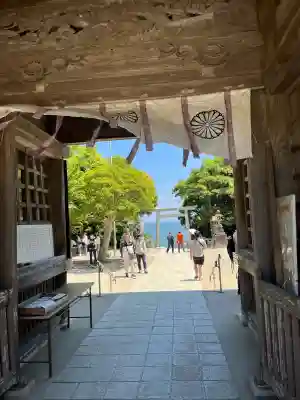 大洗磯前神社の{uncategorized: "未分類", other: "その他", undefined: "問題あり", building: "その他建物", grave: "お墓", sacred_gate: "鳥居", guardian: "狛犬", statue: "像", buddha: "仏像", history: "歴史", nature: "自然", garden: "庭園", animal: "動物", pagoda: "塔", temizu: "手水舎", mountain_gate: "山門・神門", sanctuary: "本殿・本堂", subordinate: "末社・摂社", art: "芸術", scenery: "景色", jizo: "地蔵", ema: "絵馬", goshuin: "御朱印", omikuji: "おみくじ", items: "授与品その他", amulet: "お守り", goshuincho: "御朱印帳", eats: "食事", festival: "お祭り", votive_dance: "神楽", shichigosan: "七五三参", wedding: "結婚式", experience: "体験その他", initially: "初詣", around: "周辺", anti_infection: "感染症対策"}