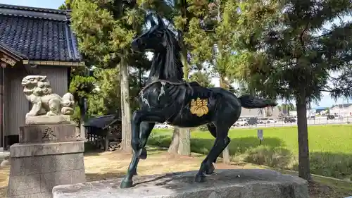 四ツ柱神社の像