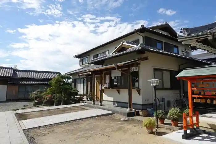 市軸稲荷神社の建物その他