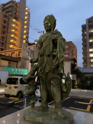 大光不動堂の像