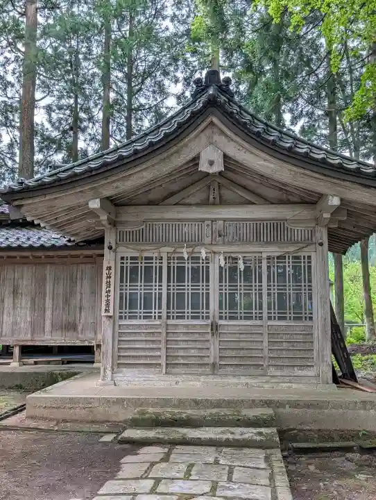 雄山神社中宮祈願殿の{uncategorized: "未分類", other: "その他", undefined: "問題あり", building: "その他建物", grave: "お墓", sacred_gate: "鳥居", guardian: "狛犬", statue: "像", buddha: "仏像", history: "歴史", nature: "自然", garden: "庭園", animal: "動物", pagoda: "塔", temizu: "手水舎", mountain_gate: "山門・神門", sanctuary: "本殿・本堂", subordinate: "末社・摂社", art: "芸術", scenery: "景色", jizo: "地蔵", ema: "絵馬", goshuin: "御朱印", omikuji: "おみくじ", items: "授与品その他", amulet: "お守り", goshuincho: "御朱印帳", eats: "食事", festival: "お祭り", votive_dance: "神楽", shichigosan: "七五三参", wedding: "結婚式", experience: "体験その他", initially: "初詣", around: "周辺", anti_infection: "感染症対策"}