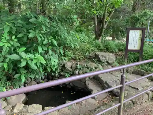 都萬神社の庭園