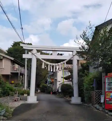 座間神社の鳥居