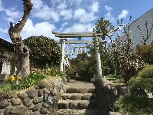 横浜御嶽神社の鳥居