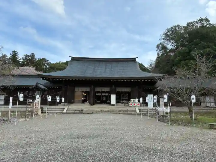 吉野神宮の{uncategorized: "未分類", other: "その他", undefined: "問題あり", building: "その他建物", grave: "お墓", sacred_gate: "鳥居", guardian: "狛犬", statue: "像", buddha: "仏像", history: "歴史", nature: "自然", garden: "庭園", animal: "動物", pagoda: "塔", temizu: "手水舎", mountain_gate: "山門・神門", sanctuary: "本殿・本堂", subordinate: "末社・摂社", art: "芸術", scenery: "景色", jizo: "地蔵", ema: "絵馬", goshuin: "御朱印", omikuji: "おみくじ", items: "授与品その他", amulet: "お守り", goshuincho: "御朱印帳", eats: "食事", festival: "お祭り", votive_dance: "神楽", shichigosan: "七五三参", wedding: "結婚式", experience: "体験その他", initially: "初詣", around: "周辺", anti_infection: "感染症対策"}