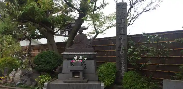 燈明寺の像