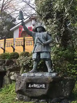 真田山 三光神社の像