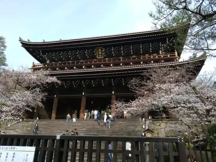知恩院の{uncategorized: "未分類", other: "その他", undefined: "問題あり", building: "その他建物", grave: "お墓", sacred_gate: "鳥居", guardian: "狛犬", statue: "像", buddha: "仏像", history: "歴史", nature: "自然", garden: "庭園", animal: "動物", pagoda: "塔", temizu: "手水舎", mountain_gate: "山門・神門", sanctuary: "本殿・本堂", subordinate: "末社・摂社", art: "芸術", scenery: "景色", jizo: "地蔵", ema: "絵馬", goshuin: "御朱印", omikuji: "おみくじ", items: "授与品その他", amulet: "お守り", goshuincho: "御朱印帳", eats: "食事", festival: "お祭り", votive_dance: "神楽", shichigosan: "七五三参", wedding: "結婚式", experience: "体験その他", initially: "初詣", around: "周辺", anti_infection: "感染症対策"}