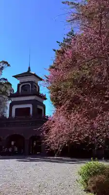 尾山神社の{uncategorized: "未分類", other: "その他", undefined: "問題あり", building: "その他建物", grave: "お墓", sacred_gate: "鳥居", guardian: "狛犬", statue: "像", buddha: "仏像", history: "歴史", nature: "自然", garden: "庭園", animal: "動物", pagoda: "塔", temizu: "手水舎", mountain_gate: "山門・神門", sanctuary: "本殿・本堂", subordinate: "末社・摂社", art: "芸術", scenery: "景色", jizo: "地蔵", ema: "絵馬", goshuin: "御朱印", omikuji: "おみくじ", items: "授与品その他", amulet: "お守り", goshuincho: "御朱印帳", eats: "食事", festival: "お祭り", votive_dance: "神楽", shichigosan: "七五三参", wedding: "結婚式", experience: "体験その他", initially: "初詣", around: "周辺", anti_infection: "感染症対策"}