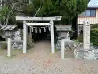 上長屋神社の{uncategorized: "未分類", other: "その他", undefined: "問題あり", building: "その他建物", grave: "お墓", sacred_gate: "鳥居", guardian: "狛犬", statue: "像", buddha: "仏像", history: "歴史", nature: "自然", garden: "庭園", animal: "動物", pagoda: "塔", temizu: "手水舎", mountain_gate: "山門・神門", sanctuary: "本殿・本堂", subordinate: "末社・摂社", art: "芸術", scenery: "景色", jizo: "地蔵", ema: "絵馬", goshuin: "御朱印", omikuji: "おみくじ", items: "授与品その他", amulet: "お守り", goshuincho: "御朱印帳", eats: "食事", festival: "お祭り", votive_dance: "神楽", shichigosan: "七五三参", wedding: "結婚式", experience: "体験その他", initially: "初詣", around: "周辺", anti_infection: "感染症対策"}