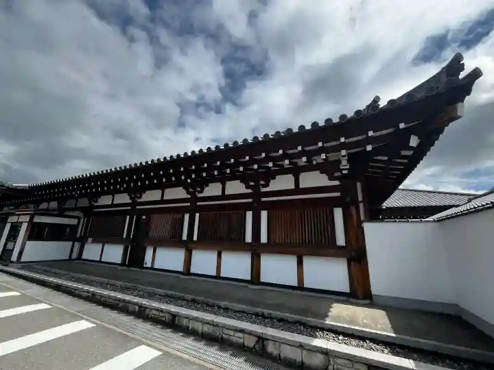 蓮華王院(三十三間堂)の{uncategorized: "未分類", other: "その他", undefined: "問題あり", building: "その他建物", grave: "お墓", sacred_gate: "鳥居", guardian: "狛犬", statue: "像", buddha: "仏像", history: "歴史", nature: "自然", garden: "庭園", animal: "動物", pagoda: "塔", temizu: "手水舎", mountain_gate: "山門・神門", sanctuary: "本殿・本堂", subordinate: "末社・摂社", art: "芸術", scenery: "景色", jizo: "地蔵", ema: "絵馬", goshuin: "御朱印", omikuji: "おみくじ", items: "授与品その他", amulet: "お守り", goshuincho: "御朱印帳", eats: "食事", festival: "お祭り", votive_dance: "神楽", shichigosan: "七五三参", wedding: "結婚式", experience: "体験その他", initially: "初詣", around: "周辺", anti_infection: "感染症対策"}