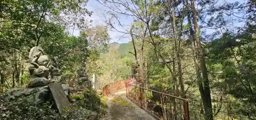 石鉄寺の{uncategorized: "未分類", other: "その他", undefined: "問題あり", building: "その他建物", grave: "お墓", sacred_gate: "鳥居", guardian: "狛犬", statue: "像", buddha: "仏像", history: "歴史", nature: "自然", garden: "庭園", animal: "動物", pagoda: "塔", temizu: "手水舎", mountain_gate: "山門・神門", sanctuary: "本殿・本堂", subordinate: "末社・摂社", art: "芸術", scenery: "景色", jizo: "地蔵", ema: "絵馬", goshuin: "御朱印", omikuji: "おみくじ", items: "授与品その他", amulet: "お守り", goshuincho: "御朱印帳", eats: "食事", festival: "お祭り", votive_dance: "神楽", shichigosan: "七五三参", wedding: "結婚式", experience: "体験その他", initially: "初詣", around: "周辺", anti_infection: "感染症対策"}