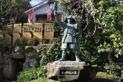 真田山 三光神社の像
