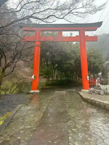 貴船神社の{uncategorized: "未分類", other: "その他", undefined: "問題あり", building: "その他建物", grave: "お墓", sacred_gate: "鳥居", guardian: "狛犬", statue: "像", buddha: "仏像", history: "歴史", nature: "自然", garden: "庭園", animal: "動物", pagoda: "塔", temizu: "手水舎", mountain_gate: "山門・神門", sanctuary: "本殿・本堂", subordinate: "末社・摂社", art: "芸術", scenery: "景色", jizo: "地蔵", ema: "絵馬", goshuin: "御朱印", omikuji: "おみくじ", items: "授与品その他", amulet: "お守り", goshuincho: "御朱印帳", eats: "食事", festival: "お祭り", votive_dance: "神楽", shichigosan: "七五三参", wedding: "結婚式", experience: "体験その他", initially: "初詣", around: "周辺", anti_infection: "感染症対策"}
