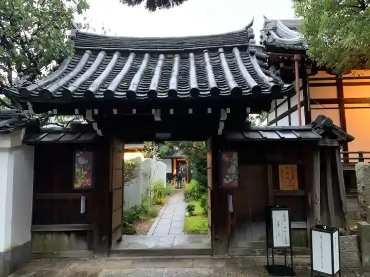 尊陽院の山門・神門