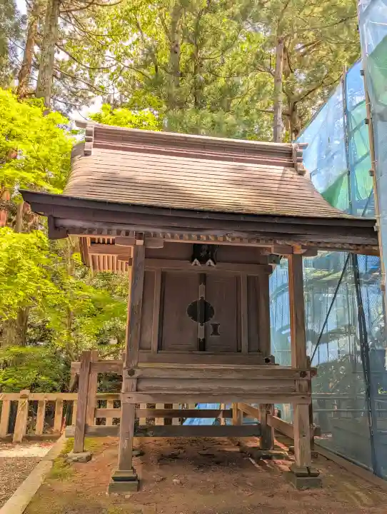 彌彦神社の{uncategorized: "未分類", other: "その他", undefined: "問題あり", building: "その他建物", grave: "お墓", sacred_gate: "鳥居", guardian: "狛犬", statue: "像", buddha: "仏像", history: "歴史", nature: "自然", garden: "庭園", animal: "動物", pagoda: "塔", temizu: "手水舎", mountain_gate: "山門・神門", sanctuary: "本殿・本堂", subordinate: "末社・摂社", art: "芸術", scenery: "景色", jizo: "地蔵", ema: "絵馬", goshuin: "御朱印", omikuji: "おみくじ", items: "授与品その他", amulet: "お守り", goshuincho: "御朱印帳", eats: "食事", festival: "お祭り", votive_dance: "神楽", shichigosan: "七五三参", wedding: "結婚式", experience: "体験その他", initially: "初詣", around: "周辺", anti_infection: "感染症対策"}
