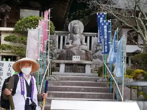 大窪寺の像