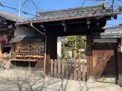 弥勒院の山門