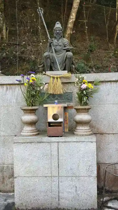 大本山七宝瀧寺の{uncategorized: "未分類", other: "その他", undefined: "問題あり", building: "その他建物", grave: "お墓", sacred_gate: "鳥居", guardian: "狛犬", statue: "像", buddha: "仏像", history: "歴史", nature: "自然", garden: "庭園", animal: "動物", pagoda: "塔", temizu: "手水舎", mountain_gate: "山門・神門", sanctuary: "本殿・本堂", subordinate: "末社・摂社", art: "芸術", scenery: "景色", jizo: "地蔵", ema: "絵馬", goshuin: "御朱印", omikuji: "おみくじ", items: "授与品その他", amulet: "お守り", goshuincho: "御朱印帳", eats: "食事", festival: "お祭り", votive_dance: "神楽", shichigosan: "七五三参", wedding: "結婚式", experience: "体験その他", initially: "初詣", around: "周辺", anti_infection: "感染症対策"}