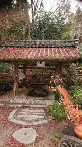 国宝　長寿寺の手水舎
