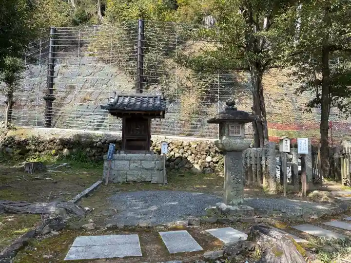 月読神社(松尾大社摂社)の{uncategorized: "未分類", other: "その他", undefined: "問題あり", building: "その他建物", grave: "お墓", sacred_gate: "鳥居", guardian: "狛犬", statue: "像", buddha: "仏像", history: "歴史", nature: "自然", garden: "庭園", animal: "動物", pagoda: "塔", temizu: "手水舎", mountain_gate: "山門・神門", sanctuary: "本殿・本堂", subordinate: "末社・摂社", art: "芸術", scenery: "景色", jizo: "地蔵", ema: "絵馬", goshuin: "御朱印", omikuji: "おみくじ", items: "授与品その他", amulet: "お守り", goshuincho: "御朱印帳", eats: "食事", festival: "お祭り", votive_dance: "神楽", shichigosan: "七五三参", wedding: "結婚式", experience: "体験その他", initially: "初詣", around: "周辺", anti_infection: "感染症対策"}