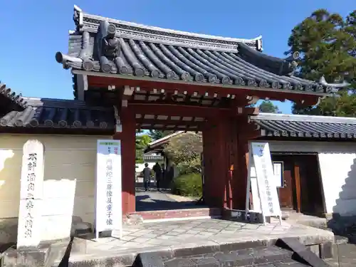 法華寺の山門