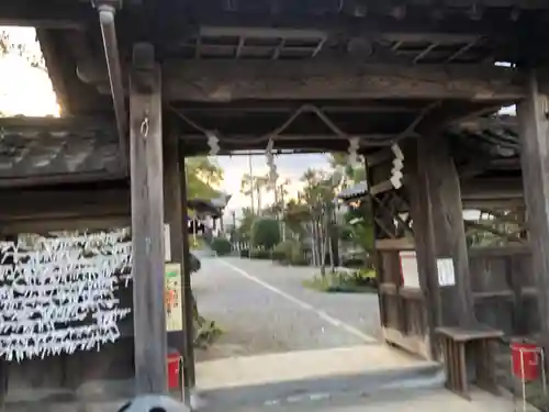 小田井縣神社の山門