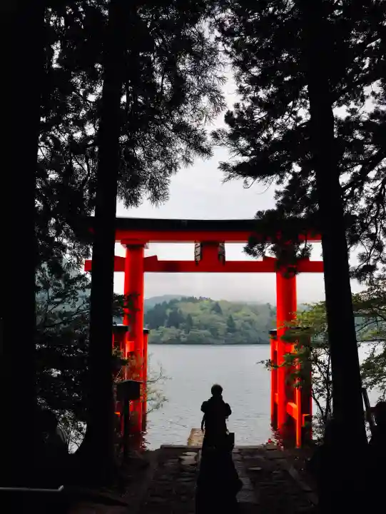 箱根神社の{uncategorized: "未分類", other: "その他", undefined: "問題あり", building: "その他建物", grave: "お墓", sacred_gate: "鳥居", guardian: "狛犬", statue: "像", buddha: "仏像", history: "歴史", nature: "自然", garden: "庭園", animal: "動物", pagoda: "塔", temizu: "手水舎", mountain_gate: "山門・神門", sanctuary: "本殿・本堂", subordinate: "末社・摂社", art: "芸術", scenery: "景色", jizo: "地蔵", ema: "絵馬", goshuin: "御朱印", omikuji: "おみくじ", items: "授与品その他", amulet: "お守り", goshuincho: "御朱印帳", eats: "食事", festival: "お祭り", votive_dance: "神楽", shichigosan: "七五三参", wedding: "結婚式", experience: "体験その他", initially: "初詣", around: "周辺", anti_infection: "感染症対策"}