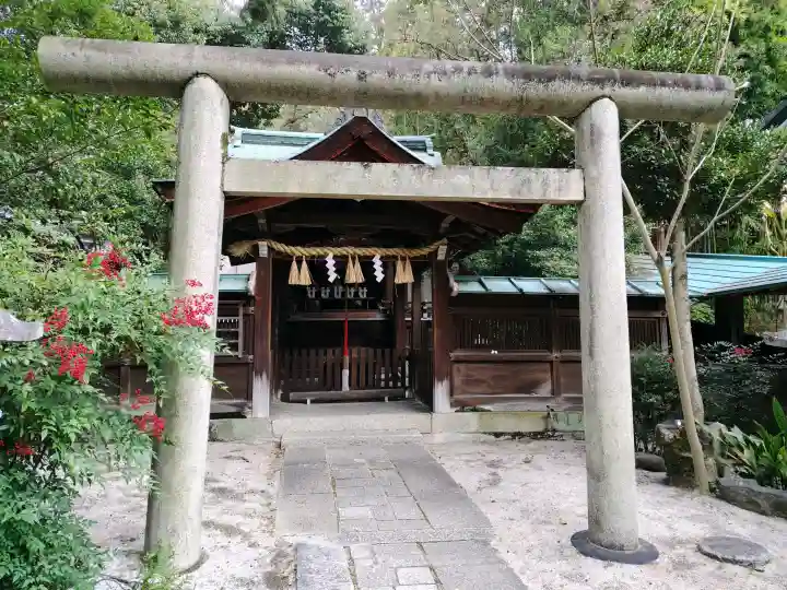 岡崎神社の{uncategorized: "未分類", other: "その他", undefined: "問題あり", building: "その他建物", grave: "お墓", sacred_gate: "鳥居", guardian: "狛犬", statue: "像", buddha: "仏像", history: "歴史", nature: "自然", garden: "庭園", animal: "動物", pagoda: "塔", temizu: "手水舎", mountain_gate: "山門・神門", sanctuary: "本殿・本堂", subordinate: "末社・摂社", art: "芸術", scenery: "景色", jizo: "地蔵", ema: "絵馬", goshuin: "御朱印", omikuji: "おみくじ", items: "授与品その他", amulet: "お守り", goshuincho: "御朱印帳", eats: "食事", festival: "お祭り", votive_dance: "神楽", shichigosan: "七五三参", wedding: "結婚式", experience: "体験その他", initially: "初詣", around: "周辺", anti_infection: "感染症対策"}