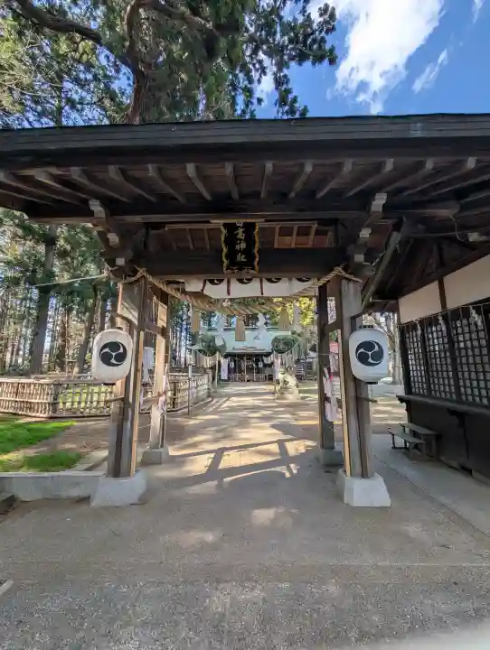 日高神社の{uncategorized: "未分類", other: "その他", undefined: "問題あり", building: "その他建物", grave: "お墓", sacred_gate: "鳥居", guardian: "狛犬", statue: "像", buddha: "仏像", history: "歴史", nature: "自然", garden: "庭園", animal: "動物", pagoda: "塔", temizu: "手水舎", mountain_gate: "山門・神門", sanctuary: "本殿・本堂", subordinate: "末社・摂社", art: "芸術", scenery: "景色", jizo: "地蔵", ema: "絵馬", goshuin: "御朱印", omikuji: "おみくじ", items: "授与品その他", amulet: "お守り", goshuincho: "御朱印帳", eats: "食事", festival: "お祭り", votive_dance: "神楽", shichigosan: "七五三参", wedding: "結婚式", experience: "体験その他", initially: "初詣", around: "周辺", anti_infection: "感染症対策"}