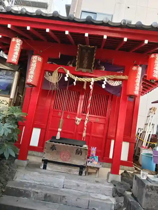装束稲荷神社(王子稲荷神社境外摂社)の{uncategorized: "未分類", other: "その他", undefined: "問題あり", building: "その他建物", grave: "お墓", sacred_gate: "鳥居", guardian: "狛犬", statue: "像", buddha: "仏像", history: "歴史", nature: "自然", garden: "庭園", animal: "動物", pagoda: "塔", temizu: "手水舎", mountain_gate: "山門・神門", sanctuary: "本殿・本堂", subordinate: "末社・摂社", art: "芸術", scenery: "景色", jizo: "地蔵", ema: "絵馬", goshuin: "御朱印", omikuji: "おみくじ", items: "授与品その他", amulet: "お守り", goshuincho: "御朱印帳", eats: "食事", festival: "お祭り", votive_dance: "神楽", shichigosan: "七五三参", wedding: "結婚式", experience: "体験その他", initially: "初詣", around: "周辺", anti_infection: "感染症対策"}