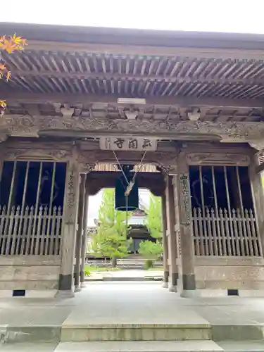 三角寺の山門