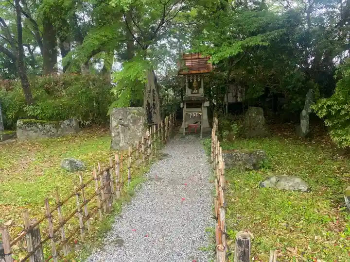 𠮷水神社(吉水神社)の{uncategorized: "未分類", other: "その他", undefined: "問題あり", building: "その他建物", grave: "お墓", sacred_gate: "鳥居", guardian: "狛犬", statue: "像", buddha: "仏像", history: "歴史", nature: "自然", garden: "庭園", animal: "動物", pagoda: "塔", temizu: "手水舎", mountain_gate: "山門・神門", sanctuary: "本殿・本堂", subordinate: "末社・摂社", art: "芸術", scenery: "景色", jizo: "地蔵", ema: "絵馬", goshuin: "御朱印", omikuji: "おみくじ", items: "授与品その他", amulet: "お守り", goshuincho: "御朱印帳", eats: "食事", festival: "お祭り", votive_dance: "神楽", shichigosan: "七五三参", wedding: "結婚式", experience: "体験その他", initially: "初詣", around: "周辺", anti_infection: "感染症対策"}