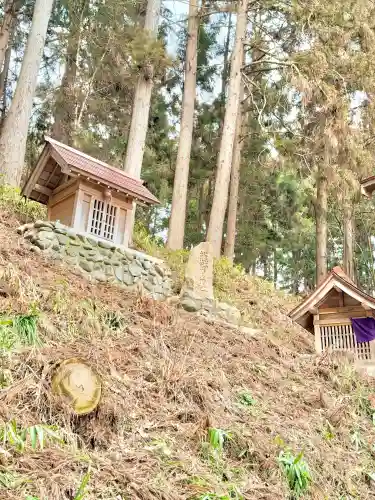 鼬幣稲荷神社の{uncategorized: "未分類", other: "その他", undefined: "問題あり", building: "その他建物", grave: "お墓", sacred_gate: "鳥居", guardian: "狛犬", statue: "像", buddha: "仏像", history: "歴史", nature: "自然", garden: "庭園", animal: "動物", pagoda: "塔", temizu: "手水舎", mountain_gate: "山門・神門", sanctuary: "本殿・本堂", subordinate: "末社・摂社", art: "芸術", scenery: "景色", jizo: "地蔵", ema: "絵馬", goshuin: "御朱印", omikuji: "おみくじ", items: "授与品その他", amulet: "お守り", goshuincho: "御朱印帳", eats: "食事", festival: "お祭り", votive_dance: "神楽", shichigosan: "七五三参", wedding: "結婚式", experience: "体験その他", initially: "初詣", around: "周辺", anti_infection: "感染症対策"}
