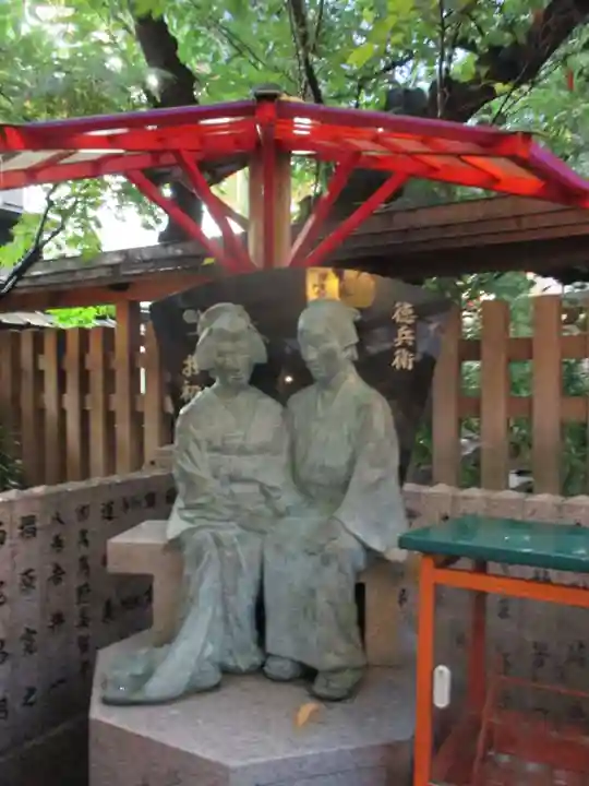 露天神社(お初天神)の像