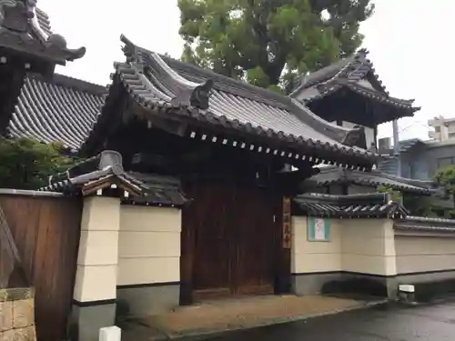 西光寺の山門