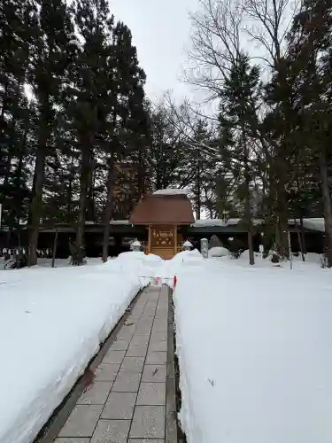 琴似神社の{uncategorized: "未分類", other: "その他", undefined: "問題あり", building: "その他建物", grave: "お墓", sacred_gate: "鳥居", guardian: "狛犬", statue: "像", buddha: "仏像", history: "歴史", nature: "自然", garden: "庭園", animal: "動物", pagoda: "塔", temizu: "手水舎", mountain_gate: "山門・神門", sanctuary: "本殿・本堂", subordinate: "末社・摂社", art: "芸術", scenery: "景色", jizo: "地蔵", ema: "絵馬", goshuin: "御朱印", omikuji: "おみくじ", items: "授与品その他", amulet: "お守り", goshuincho: "御朱印帳", eats: "食事", festival: "お祭り", votive_dance: "神楽", shichigosan: "七五三参", wedding: "結婚式", experience: "体験その他", initially: "初詣", around: "周辺", anti_infection: "感染症対策"}
