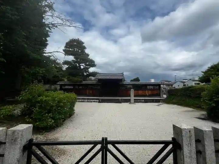 法住寺陵 (後白河天皇陵)の{uncategorized: "未分類", other: "その他", undefined: "問題あり", building: "その他建物", grave: "お墓", sacred_gate: "鳥居", guardian: "狛犬", statue: "像", buddha: "仏像", history: "歴史", nature: "自然", garden: "庭園", animal: "動物", pagoda: "塔", temizu: "手水舎", mountain_gate: "山門・神門", sanctuary: "本殿・本堂", subordinate: "末社・摂社", art: "芸術", scenery: "景色", jizo: "地蔵", ema: "絵馬", goshuin: "御朱印", omikuji: "おみくじ", items: "授与品その他", amulet: "お守り", goshuincho: "御朱印帳", eats: "食事", festival: "お祭り", votive_dance: "神楽", shichigosan: "七五三参", wedding: "結婚式", experience: "体験その他", initially: "初詣", around: "周辺", anti_infection: "感染症対策"}