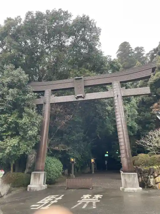 高千穂神社の{uncategorized: "未分類", other: "その他", undefined: "問題あり", building: "その他建物", grave: "お墓", sacred_gate: "鳥居", guardian: "狛犬", statue: "像", buddha: "仏像", history: "歴史", nature: "自然", garden: "庭園", animal: "動物", pagoda: "塔", temizu: "手水舎", mountain_gate: "山門・神門", sanctuary: "本殿・本堂", subordinate: "末社・摂社", art: "芸術", scenery: "景色", jizo: "地蔵", ema: "絵馬", goshuin: "御朱印", omikuji: "おみくじ", items: "授与品その他", amulet: "お守り", goshuincho: "御朱印帳", eats: "食事", festival: "お祭り", votive_dance: "神楽", shichigosan: "七五三参", wedding: "結婚式", experience: "体験その他", initially: "初詣", around: "周辺", anti_infection: "感染症対策"}