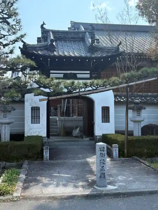 後白河院御聖蹟 法住寺の{uncategorized: "未分類", other: "その他", undefined: "問題あり", building: "その他建物", grave: "お墓", sacred_gate: "鳥居", guardian: "狛犬", statue: "像", buddha: "仏像", history: "歴史", nature: "自然", garden: "庭園", animal: "動物", pagoda: "塔", temizu: "手水舎", mountain_gate: "山門・神門", sanctuary: "本殿・本堂", subordinate: "末社・摂社", art: "芸術", scenery: "景色", jizo: "地蔵", ema: "絵馬", goshuin: "御朱印", omikuji: "おみくじ", items: "授与品その他", amulet: "お守り", goshuincho: "御朱印帳", eats: "食事", festival: "お祭り", votive_dance: "神楽", shichigosan: "七五三参", wedding: "結婚式", experience: "体験その他", initially: "初詣", around: "周辺", anti_infection: "感染症対策"}