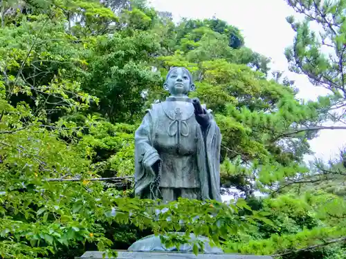 誕生寺の像