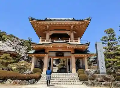 龍谷寺の山門