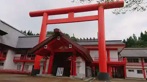 宝徳山稲荷大社の鳥居